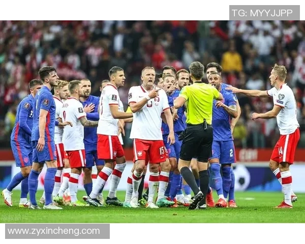 足球明星们齐聚一堂合影留念展现黄牌风采与友谊的精彩瞬间