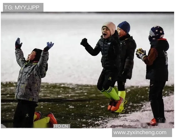 雪中奔跑的足球明星们在寒冷天气中坚持锻炼展现不屈精神